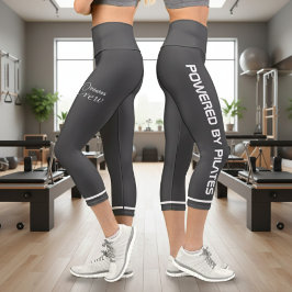 Leggings Capri Personalizado con Powered By Pilates Gris Oscuro