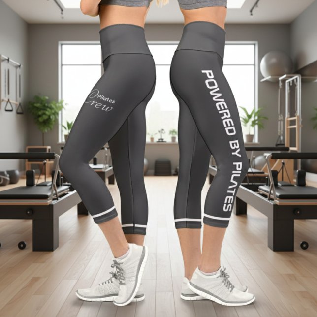 Leggings Capri Personalizado con Powered By Pilates Gris Oscuro (Powered by Pilates Grey Leggings. Gym background.)