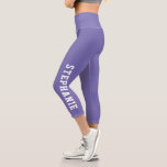 Leggings Capri Personalizado de nombres personalizado púrpura<br><div class="desc">Añada un toque personal a su gimnasio con estas piernas de capri violetas personalizados, con su nombre a lo largo de la pierna. Perfecto para hacer ejercicios, yoga o salidas informales, estas leggings proporcionan comodidad y estilo para un ambiente único de ocio. Diseñados con tejidos de alta calidad para un...</div>