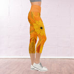 Leggings Capri Personalizado Mandala Naranja de flores amarillo y<br><div class="desc">El diseño de esta flor de Mandala es muy original y tiene un estilo naranja,  amarillo y rojo personalizado. Imágenes geométricas triples para el hippie moderno o el amante de los colores vibrantes!</div>