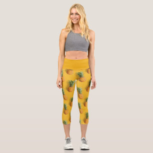 Leggings Capri Piña dulce sabrosa sobre fondo amarillo profundo