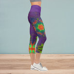 Leggings Capri Psicodelia Hippie Púrpura Verde y Legado Naranja<br><div class="desc">Este diseño psicodélico caleidoscopio presenta un vibrante color morado,  verde y naranja.</div>