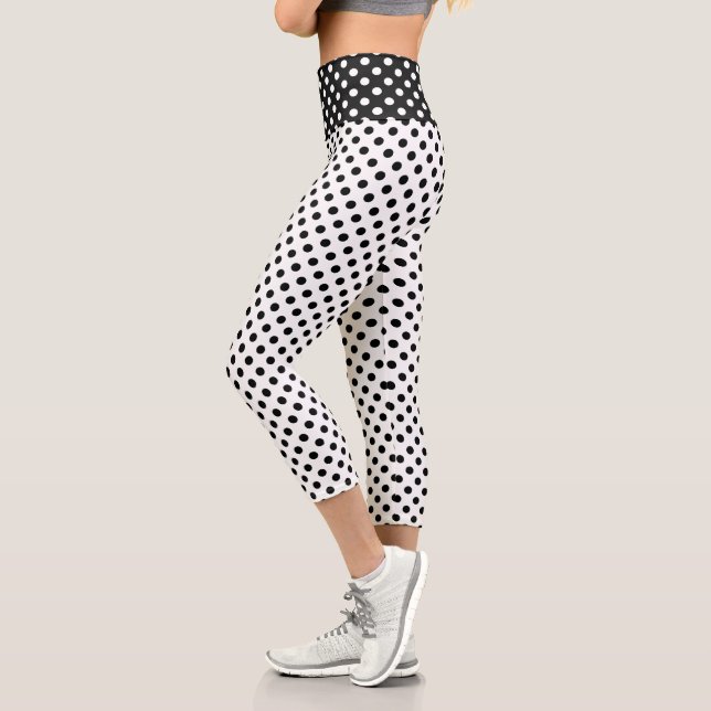 Leggings Capri Puntos de Polka Negro sobre fondo blanco (Izquierda)