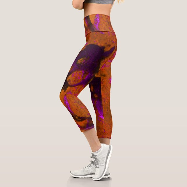 Leggings Capri Resumen de caliza en púrpura y Naranja quemado (Izquierda)