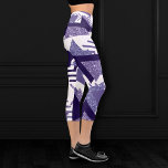 Leggings Capri Resumen de Guay de los años 80 | Patrón de formas<br><div class="desc">moda abstracta moderna y elegante de arte pop geométrico abstracto geométrico contemporáneo en una divertida paleta de amantes de la púrpura ultra violeta que celebra los años 90 y 80 con gráficos retro totalmente asombrosos. El estilo Memphis aleatorio de los años 80 y 90 incluía patrones sin fisuras de zigzags...</div>