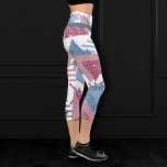 Leggings Capri Resumen lunar de los años 80 | Rosa y azul turcos<br><div class="desc">Suave pizarra polvorienta femenina coqueta de color azul denim, rosa malva y paleta rosa rosa en un patrón de arte pop abstracto de Memphis geométrico que celebra las absolutamente impresionantes décadas de excesos y consumismo con gráficos retro. El estilo contemporáneo de los años 80 y 90 incluye zigzags y formas...</div>