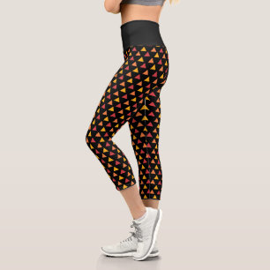 Leggings Capri Rojo Amarillo Naranja sobre el patrón triángul