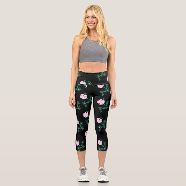 Leggings Capri Rosa salvaje - Patrón floral sobre fondo negro (Anverso)
