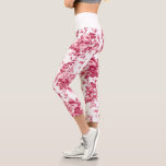 Leggings Capri Rosas románticos de época rosados en blanco<br><div class="desc">Elegante rosa rosa rosa monocromo de época inmaculada sobre fondo blanco. El color de la banda de guijarros es el personalizable.</div>