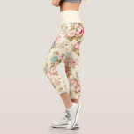 Leggings Capri Rosas románticos de inglés rosado en amarillo páli<br><div class="desc">Agradable y romántico estampado floral sin costura femenino con rociadas de rosas rosas rosas y flores azules con follaje de sabio sobre fondo amarillo pastel pálido. El color de la banda de guijarros es el personalizable.</div>