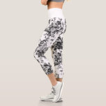 Leggings Capri Rosas románticos de la vieja época - Gris sobre bl<br><div class="desc">Elegante rosas de color gris monocromo de época y anticuado sobre fondo blanco. El color de la banda de guijarros es el personalizable.</div>