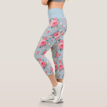 Leggings Capri Rosas rosadas de algodón en fondo azul<br><div class="desc">Elegante y romántico estampado floral sin costura con rosas rosa rosa pastel estilo cabaña con flores silvestres blancas y rosas sobre fondo azul cielo claro. El color de la banda de guijarros es el personalizable.</div>