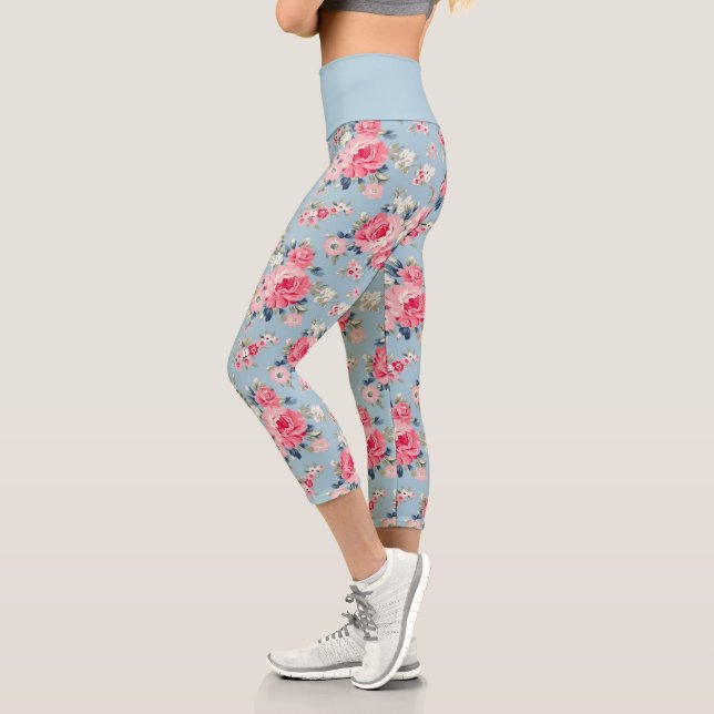 Leggings Capri Rosas rosadas de algodón en fondo azul (Izquierda)