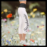 Leggings Capri SELECCIONAR COLOR nombre negro yoga blanco capri l<br><div class="desc">¡ELIJA SUS personalizados DE COLOR de yoga para capri leggings! Borde a borde impreso, con su nombre en un guión grande negro en una pierna! La muestra es blanca con cintura negra, pero puede ser fácilmente personalizar al color que desee. También es fácil cambiar o eliminar el nombre del ejemplo....</div>