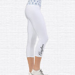 Leggings Capri Símbolo de Om de cielo y nubes de alta legibilidad<br><div class="desc">El símbolo Om de las nubes blancas del cielo azul está enlosado en la cintura, las leggings capri son de color azul tintado. Nombre en negro en el exterior de ternera derecha. Cambiar o quitar fácilmente el nombre mediante la plantilla proporcionada. Hay amplio espacio para un nombre completo u otro...</div>
