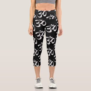 Leggings Capri Símbolo Om plateado disperso sobre fondo negro