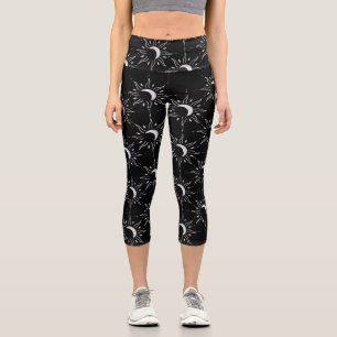 Leggings Capri Sol Plateado Disperso sobre Fondo Negro