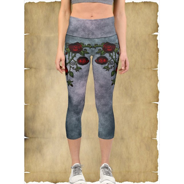 Leggings Capri Susurros de terciopelo: Rosas góticos curvos (Subido por el creador)
