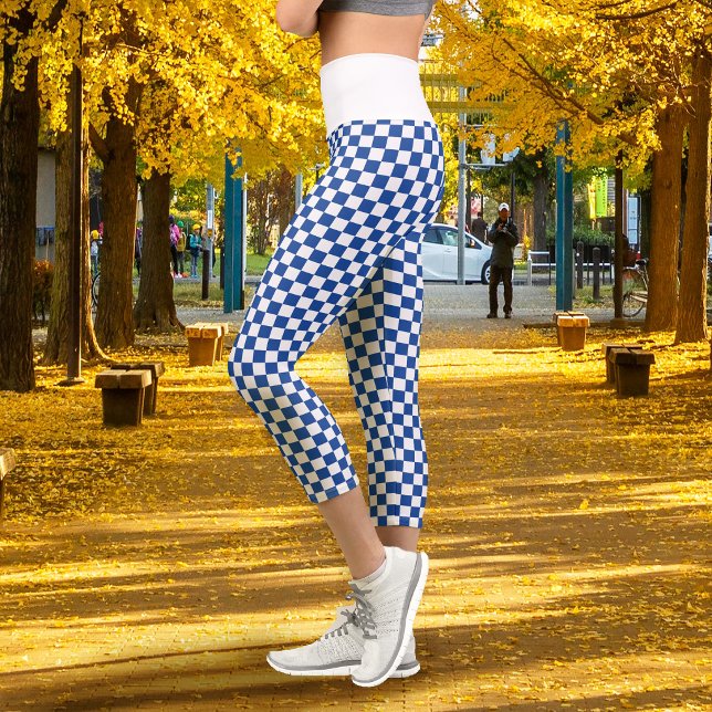 Leggings Capri Tablero de ajedrez azul marino blanco (Checkerboard Navy Blue White Capri Leggings)