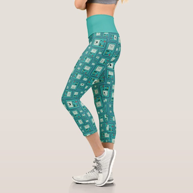 Leggings Capri Tiempo de aventura | Modelo BMO (Izquierda)