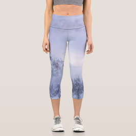 Leggings Capri Tierras maravillosas del invierno, niebla, bosque 