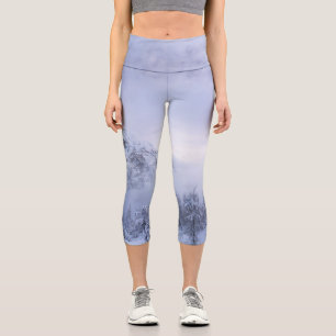 Leggings Capri Tierras maravillosas del invierno, niebla, bosque