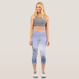 Leggings Capri Tierras maravillosas del invierno, niebla, bosque 