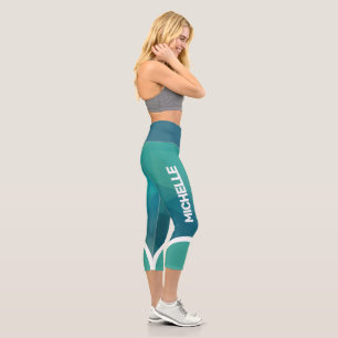 Leggings Capri Tonos turquesa con nombres blancos rayas modernas