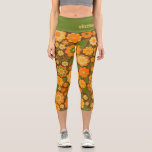Leggings Capri Trendy Retro Patrón floral Patrón personalizado<br><div class="desc">Un diseño audaz y floral con tonos de oro, naranja y verde con un divertido bloque de color para añadir tu nombre o cualquier texto. El patrón de flor loco tiene una variedad de colores. Puede agregar un nombre, un monograma u otro texto personalizado. Si necesita mover el dibujo, haga...</div>