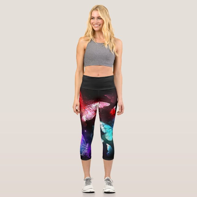 Leggings Capri Tres mariposas brillantes en el fondo nocturno (Anverso)