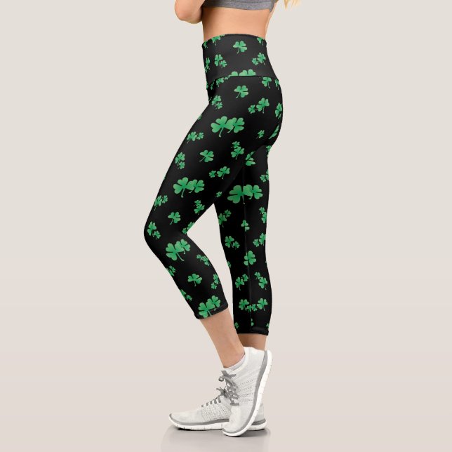 Leggings Capri Un bonito patrón irlandés de Shamrock en negro (Izquierda)