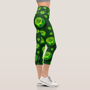 Leggings Capri Verdes rodante: Patrón de bowling en césped en pin