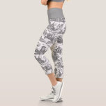 Leggings Capri Vintage Chariot francés de Dawn Toile de Jouy-Gray<br><div class="desc">Hermosa decoración reconstruida en toile de jouy,  sin costura,  inspirada en la escultura de Guido Reni,  Le Char de L'Aurore,  con grabados de copperplate en el tejido. Este intrincado patrón presenta escenas de dioses y diosas griegas,  templos,  animales exóticos,  criaturas marinas míticas y paisajes fantásticos.</div>
