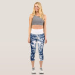 Leggings Capri Vintage Cottage Paisaje Toile-Blue & White<br><div class="desc">Clásico paisaje vintage de estilo toile de jouy con una casa de campo rústica y un puente en un claro enmarcado por un bosque de árboles en tonos claros y azul oscuro sobre fondo blanco. El patrón no tiene fisuras y puede ampliarse o reducirse. El color de la banda de...</div>