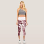 Leggings Capri Vintage Cottage Paisaje Toile-Pink & White<br><div class="desc">Clásico paisaje vintage de estilo toile de jouy con una casa de campo rústica y un puente en un claro enmarcado por un bosque de árboles en tonos claros y rosa oscuro sobre fondo blanco. El patrón no tiene fisuras y puede ampliarse o reducirse. El color de la banda de...</div>