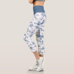 Leggings Capri Vintage English Floral Toile de Jouy-Blue<br><div class="desc">Hermoso patrón de tela de jouy sin costura,  adaptado a un diseño inglés grabado por John Munns cerca de los años 1770,  con ruinas clásicas,  puerto marítimo,  pastor y guirnaldas florales. Azul sobre fondo blanco.</div>