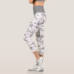 Leggings Capri Vintage English Floral Toile de Jouy-Blue Capri Le<br><div class="desc">Hermoso patrón de tela de jouy sin costura,  adaptado a un diseño inglés grabado por John Munns cerca de los años 1770,  con ruinas clásicas,  puerto marítimo,  pastor y guirnaldas florales. Gris sobre fondo blanco.</div>