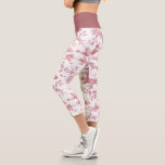 Leggings Capri Vintage English Floral Toile de Jouy-Pink<br><div class="desc">Hermoso patrón de tela de jouy sin costura,  adaptado a un diseño inglés grabado por John Munns cerca de los años 1770,  con ruinas clásicas,  puerto marítimo,  pastor y guirnaldas florales. Rosa sobre fondo blanco.</div>