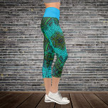 Leggings Capri Weave Mandala Azul y Verde<br><div class="desc">Este funky mandala presenta azul y verde en un estilo de tejado de cestas. Imágenes psicodélicas para el hippie moderno o para cualquiera que ame los colores vivos.</div>