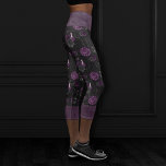 Leggings Capri Zodiac Magic | Rosas de cráneo gótico de ciruela m<br><div class="desc">¡El arte de vestir único! La sofisticada paleta de texturas abstractas de medio mixto añade el toque de color perfecto para su estilo personal. También se puede transferir a material escolar/de oficina, accesorios para fiestas o decoración para una cómoda habitación de limpieza. Para otros productos o colores, visita la tienda...</div>