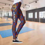 Leggings Clan Carnegie Escudo sobre Tartán<br><div class="desc">Insignia escudo del clan Carnegie rodeada por una correa y hebilla sobre el fondo del tartán. Texto personalizado.</div>