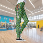 Leggings Clan Currie Rooster Escudo sobre Tartán<br><div class="desc">Insignia escudo de gallo de Clan Currie rodeada de una correa y hebilla sobre fondo azul tartán. Texto personalizado.</div>