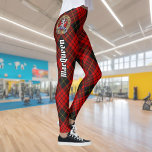 Leggings Clan MacQueen Crest sobre Tartán<br><div class="desc">Insignia de cresta del clan MacQueen rodeada por una correa y hebilla sobre fondo tartán. Texto personalizado.</div>