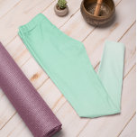 Leggings Color de tendencia de color Minty Green - Piernas<br><div class="desc">Las elegantes leggings oscuras verdes de la colección de colores de otoño e invierno 2023/24 ofrecen un encanto intemporal. Estas coloridas piernas oscuras de color verde menta presentan un gradiente que pasa de un tono más profundo y más intenso en la cintura a un tono más suave y pastel hacia...</div>