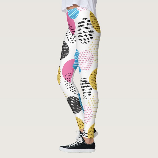 Leggings Coloridos puntos de polka (A pair of leggings with a pattern of colorful circles and lines, the circles are pink, blue, yellow.)