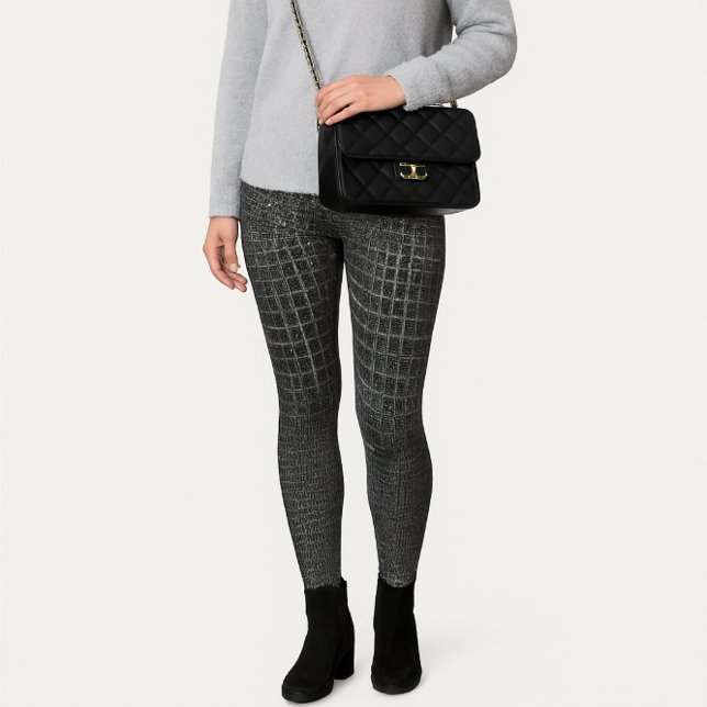 Leggings Crocodrilo de imitación con textura gris (Chic gray snakeskin fashion look styled with soft gray sweater and black accessories . )