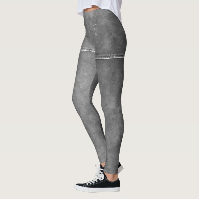 Leggings Cuero gris con monograma de Moda de costura person (Izquierda)