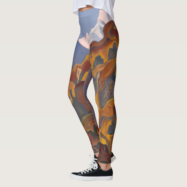 Leggings Cuevas sagradas, 1932 por Nicholas Roerich (Izquierda)