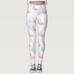 Leggings de vacaciones tropicales<br><div class="desc">Combinación de colores suaves en un patrón tropical transparente con flamencos y cactus en azul claro y rosa</div>