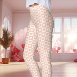 Leggings El día de San Valentín cardíaco de tablero de cheq<br><div class="desc">Estas piernas de El día de San Valentín de corazón de Peach Checkerboard son perfectas para celebrar la temporada de amor. Con un encantador patrón de melocotón blanco y de corazón de tablero de ajedrez, estas leggings le dan un ambiente agradable y romántico a su conjunto El día de San...</div>